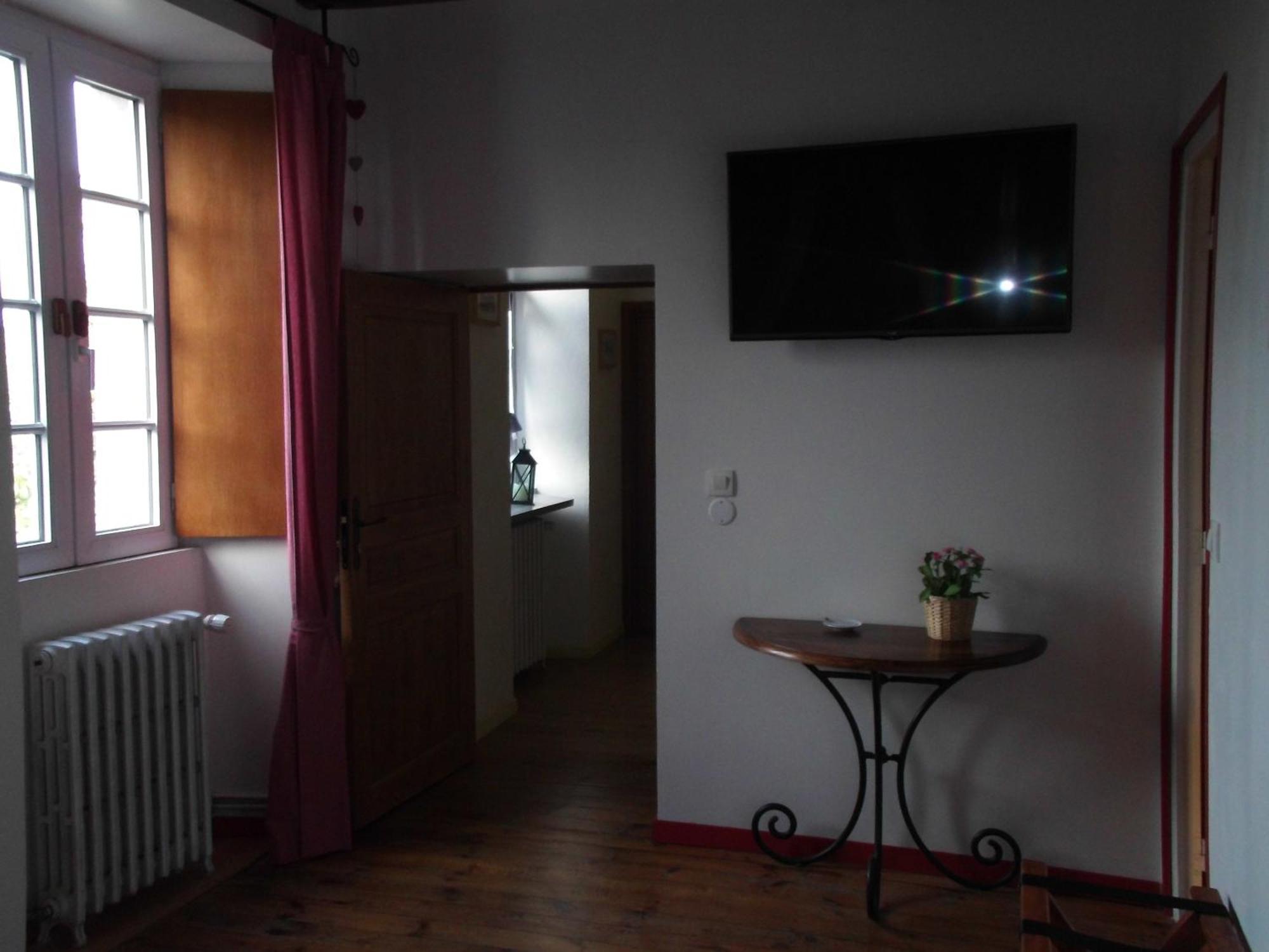 Le Clos Des Tilleuls: D-Day Suites with Private Spa Experiences La Vendelee Room photo