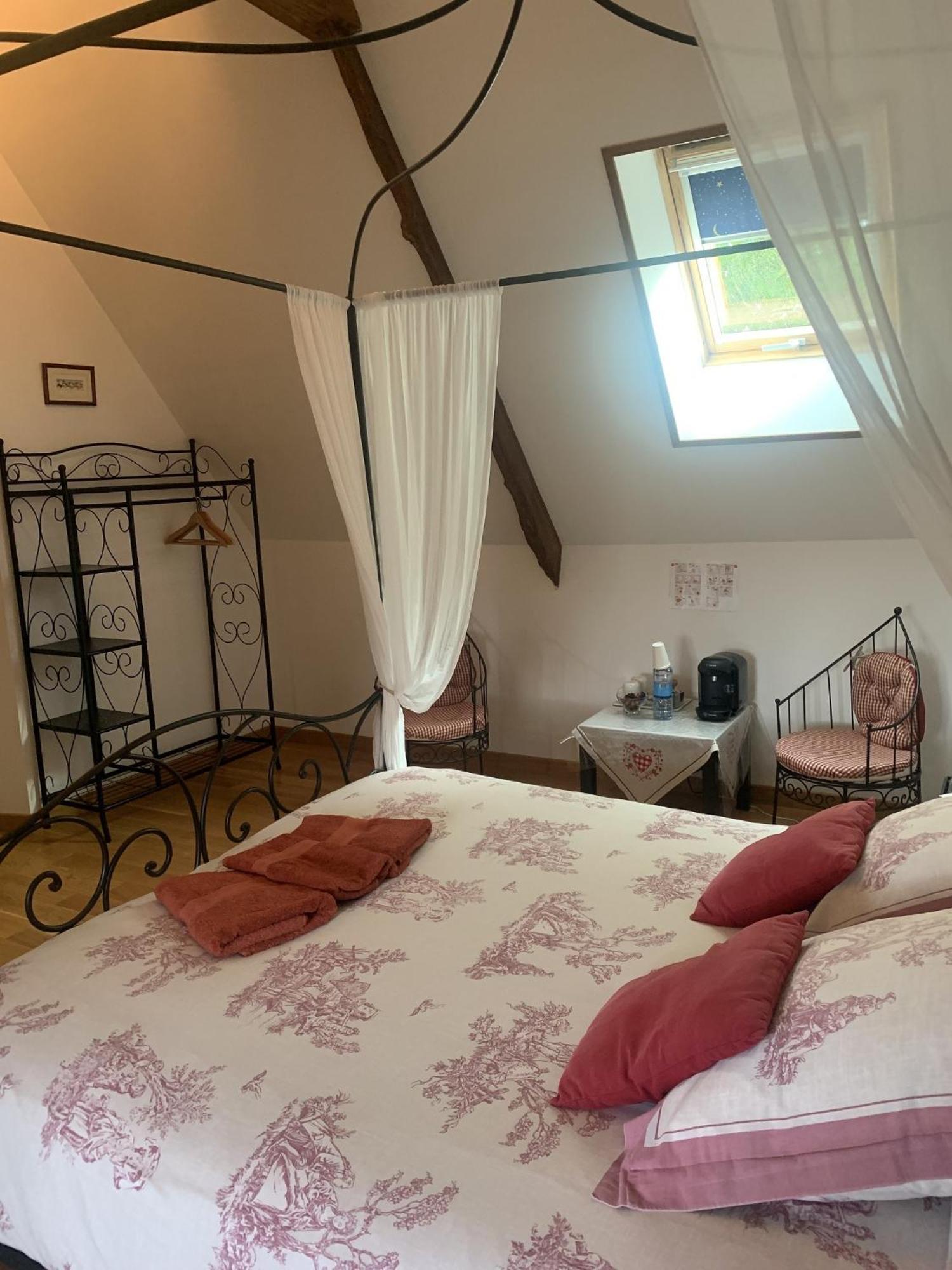 Le Clos Des Tilleuls: D-Day Suites with Private Spa Experiences La Vendelee Exterior photo